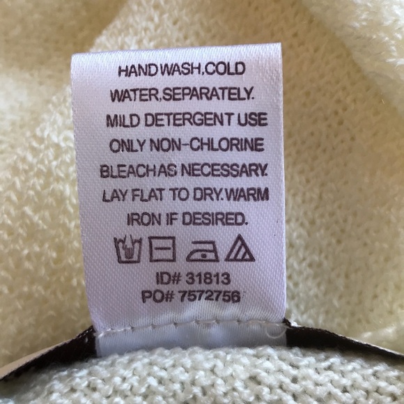 Brownstone Studio pale yellow peekaboo acrylic sweater, size PM - Picture 9 of 9